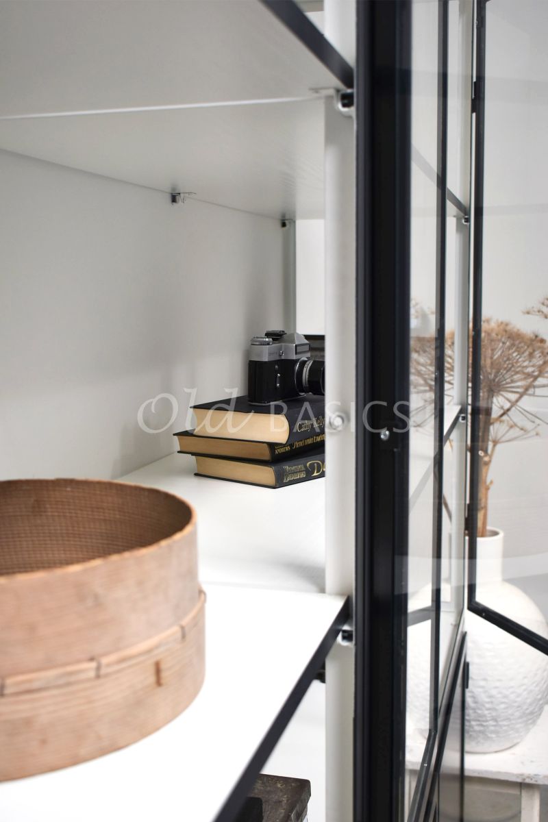 Detail van Apothekerskast Demi, 4 deuren, RAL7021, grijs, zwart, materiaal staal